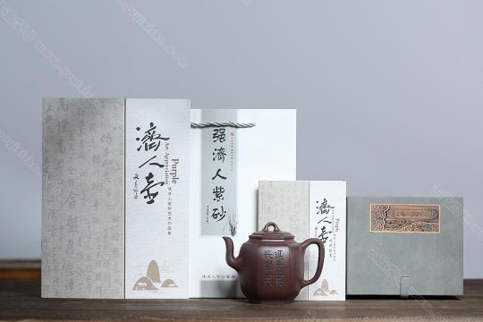 泉眼無聲惜細流，樹蔭照水愛晴柔。