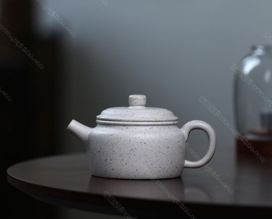 碧螺壺中香撲面，綠茶盞內味如春。