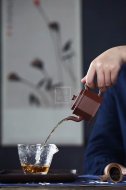 《小六方納?！? title=