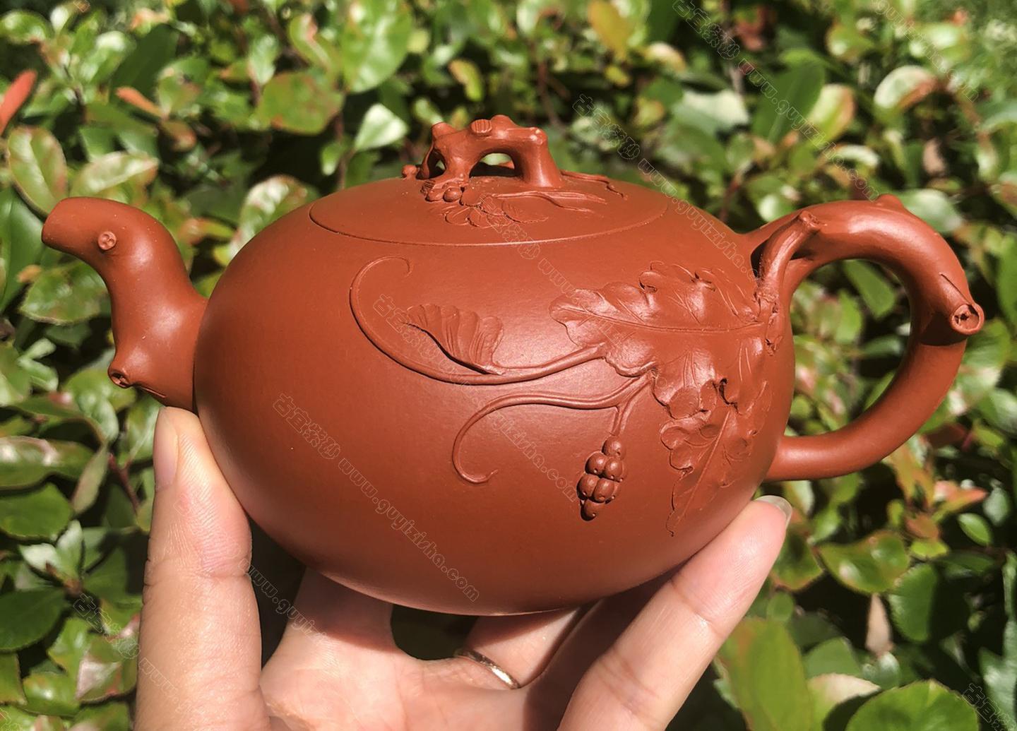 樹樁葡萄壺；朱泥380CC